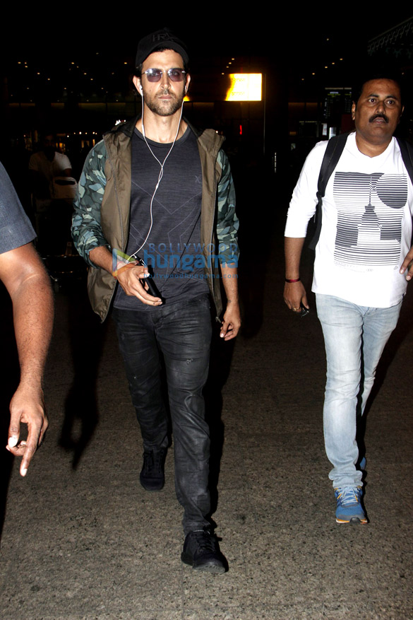 Hrithik Roshan, Sunny Deol and others snapped at the airport Hrithik Roshan, Sunny Deol and others snapped at the airport