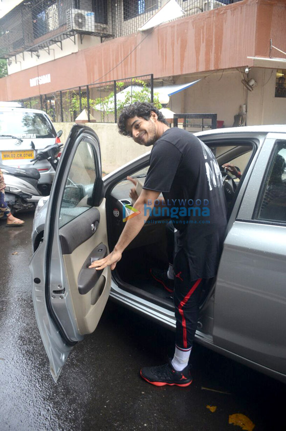 ishaan khatter snapped at the matrix office in bandra 2 2