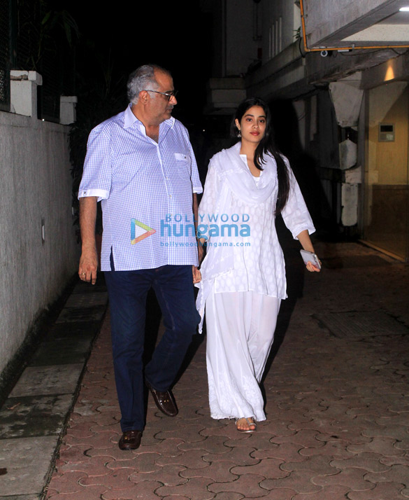 janhvi kapoor khushi kapoor and boney kapoor spotted at arjun kapoors residence in juhu 3
