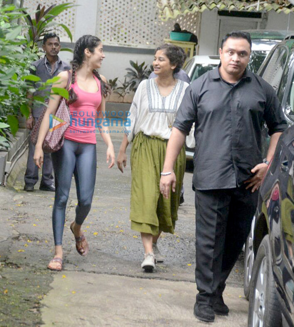 janhvi kapoor snapped outside gauri shindes office in bandra 4