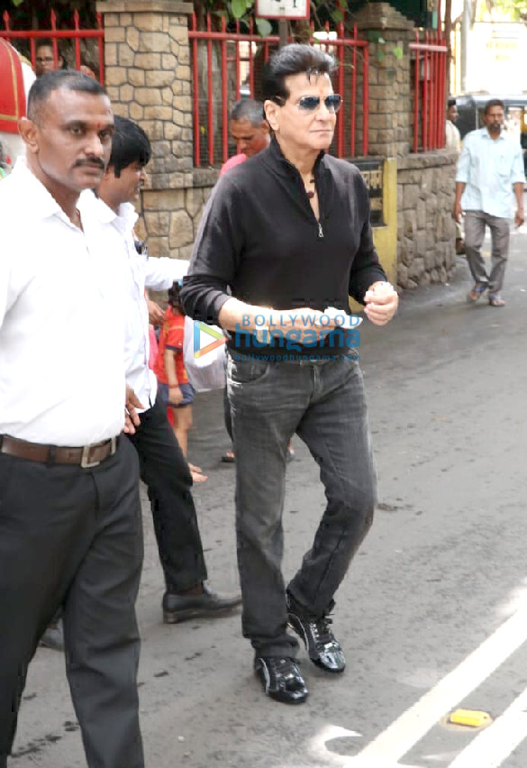 jitendra kapoor snapped at a temple in juhu 5