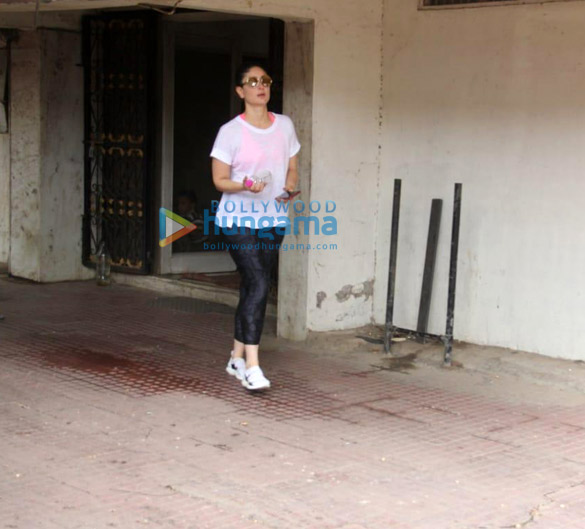kareena kapoor khan spotted outside the gym 2