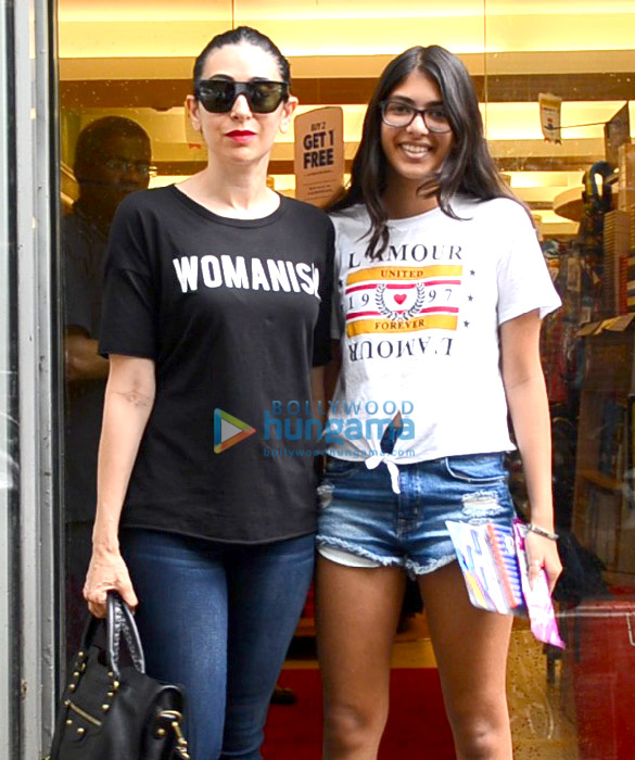 karisma kapoor snapped with her daughter at a book store 3