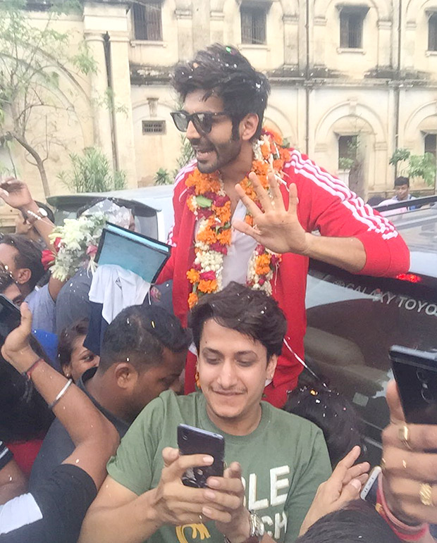 Kartik Aaryan gets a warm welcome in his hometown in Gwalior