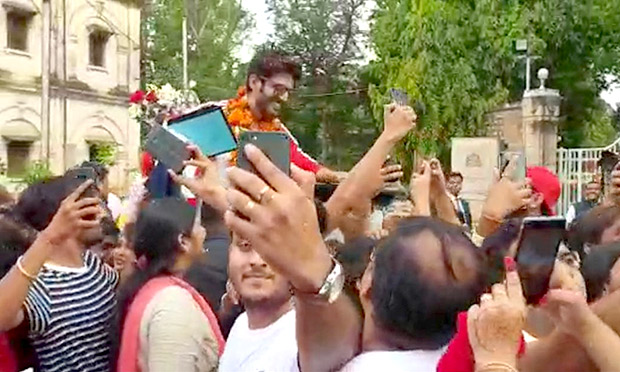 Kartik Aaryan gets a warm welcome in his hometown in Gwalior
