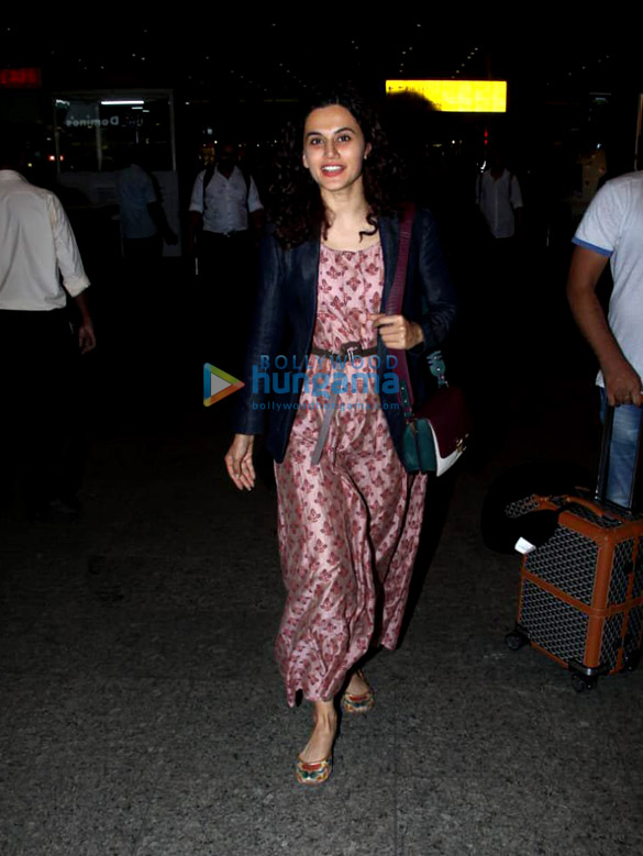 manoj bajpayee and taapsee pannu snapped at the airport 6