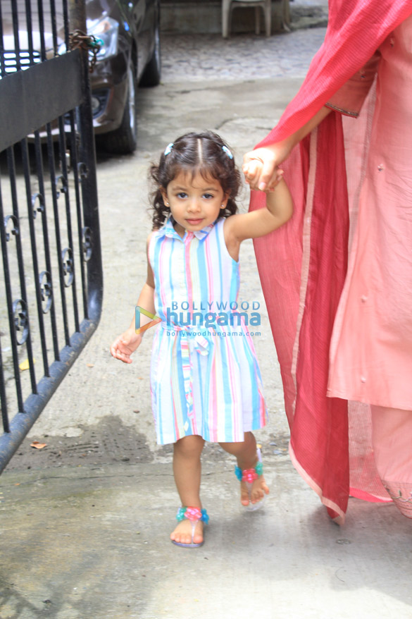 mira rajput snapped with her daughter misha in khar 2