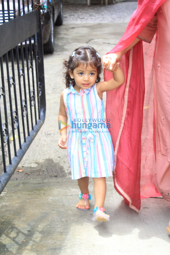mira rajput snapped with her daughter misha in khar 3