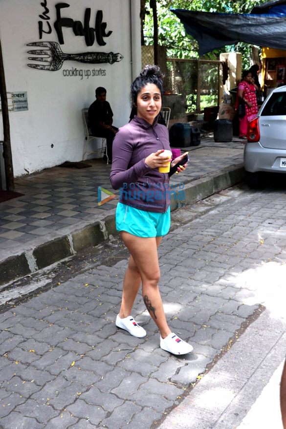 neha bhasin spotted at the fable cafe in juhu 1