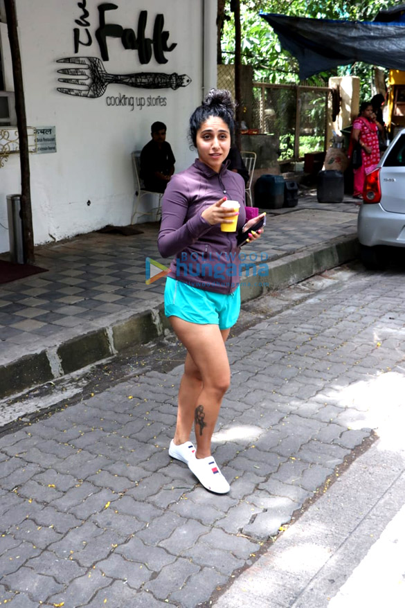 neha bhasin spotted at the fable cafe in juhu 3