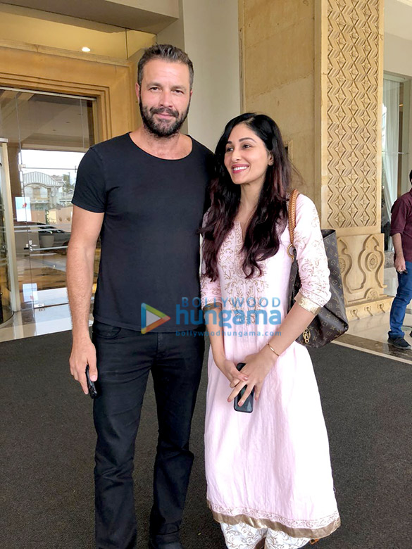 pooja chopra snapped with hollywood actor tony schiena 1
