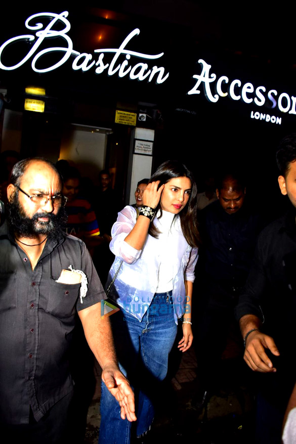 priyanka chopra janhvi kapoor and ishaan khatter snapped at bastain in bandra 2