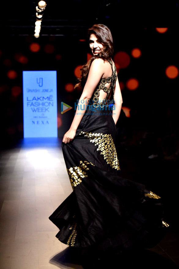 rhea chakraborty walks for urvashi juneja at lakme fashion week 3