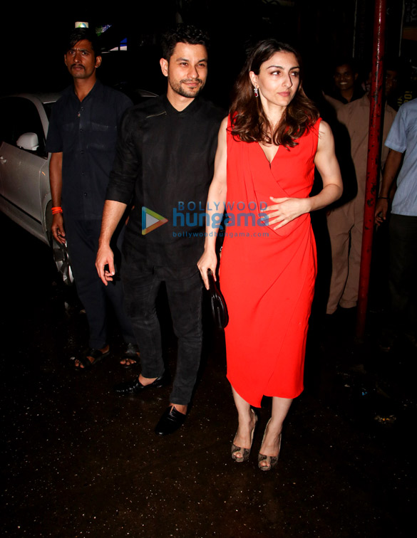 saif ali khan kareena kapoor khan kunal khemu and soha ali khan spotted at pali bhavan in bandra 6