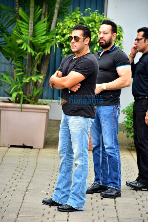 salman khan aayush sharma warina hussain and others snapped at the kalina airport 3