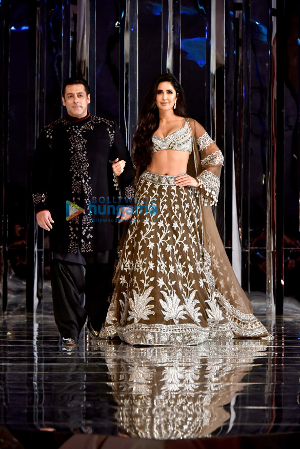 salman khan and katrina kaif walks the ramp for manish malhotras fashion show 6