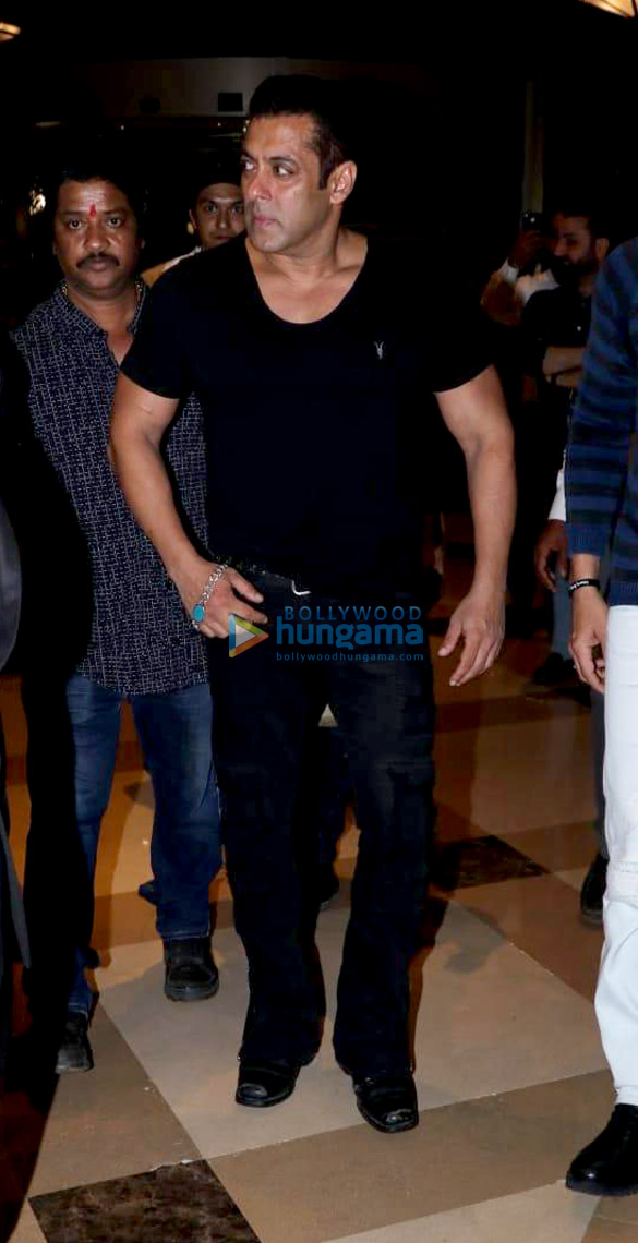 salman khan arrives at jw marriott for manish malhotra fashion show 3