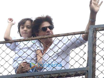 Shah Rukh Khan snapped outside Mannat wishing fans for Eid