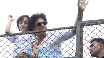 Shah Rukh Khan snapped outside Mannat wishing fans for Eid