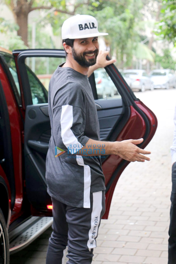 shahid kapoor spotted in juhu 4