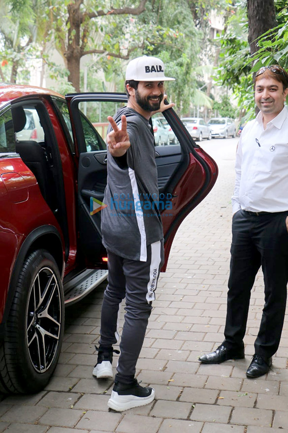 shahid kapoor spotted in juhu 5