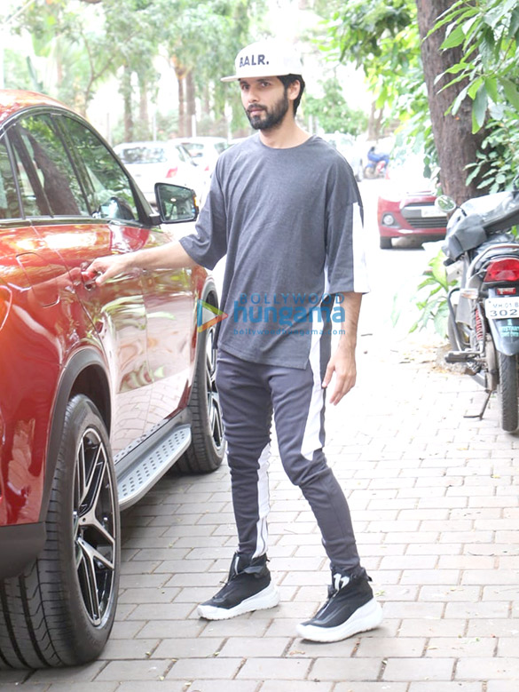 shahid kapoor spotted in juhu 6