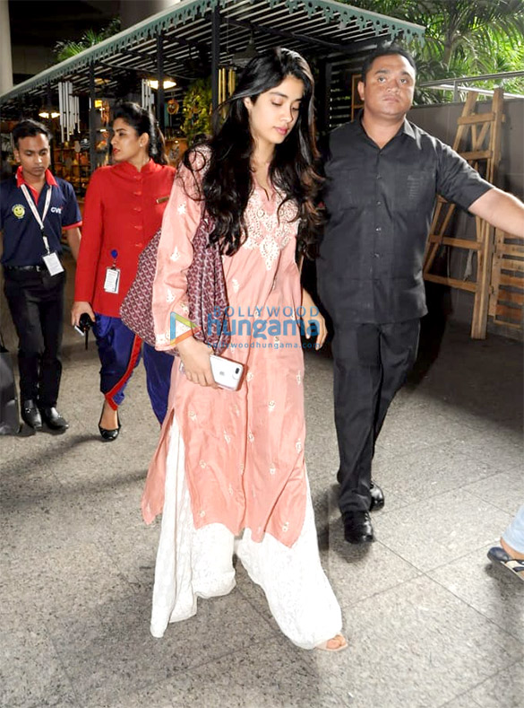 shraddha kapoor ayushmann khurrana and others snapped at the airport 005 1
