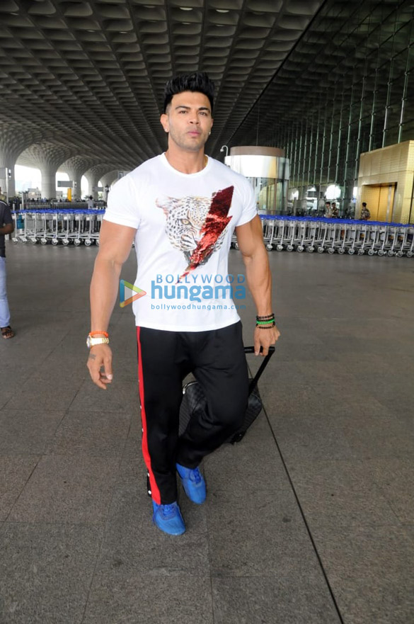 shraddha kapoor ayushmann khurrana and others snapped at the airport 3