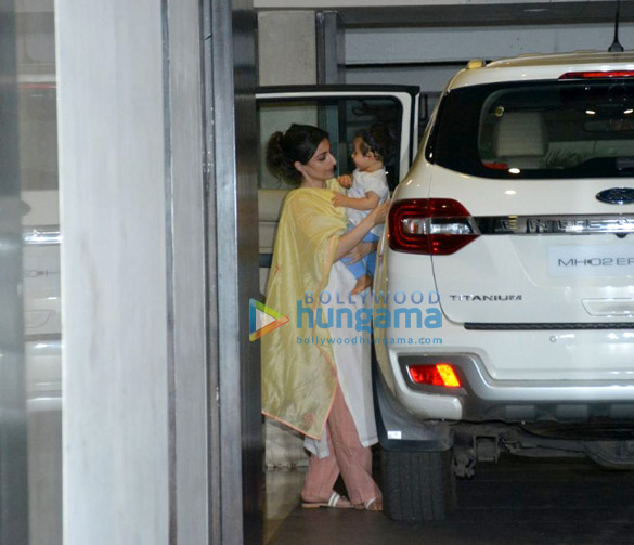 soha ali khan snapped with her daughter innaya in bandra 3