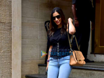 Sophie Choudry snapped at Manish Malhotra's house in Khar