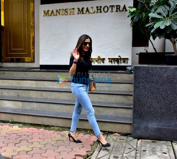 sophie choudry snapped at manish malhotras house in khar 4