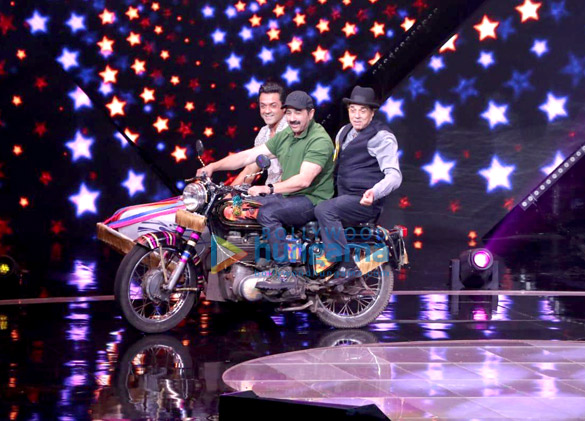 sunny deol dharmendra and bobby deol promote yamla pagla deewana phir se on the sets of dil hai hindustani 2
