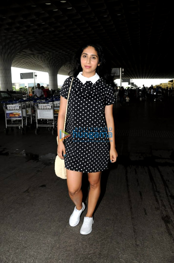 sunny leone monica bedi and others snapped at the airport 3