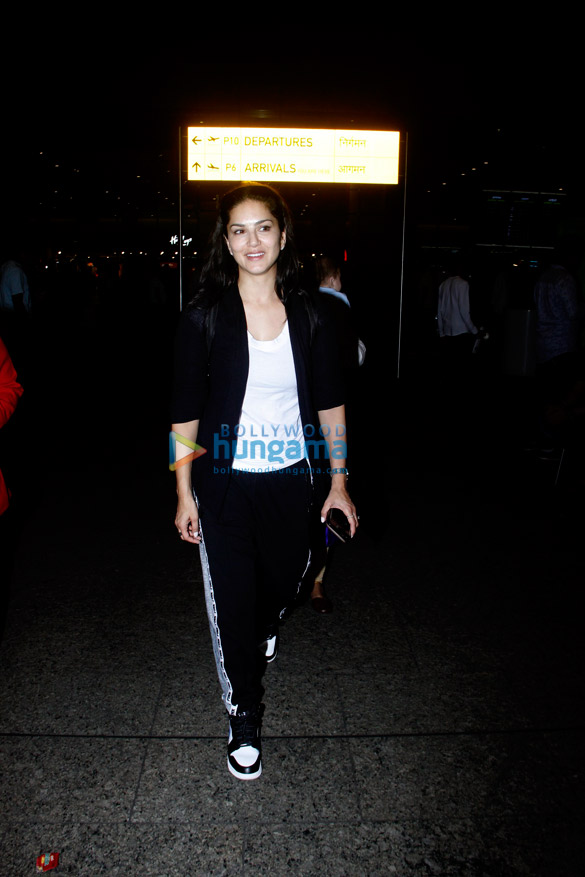 sunny leone monica bedi and others snapped at the airport 6
