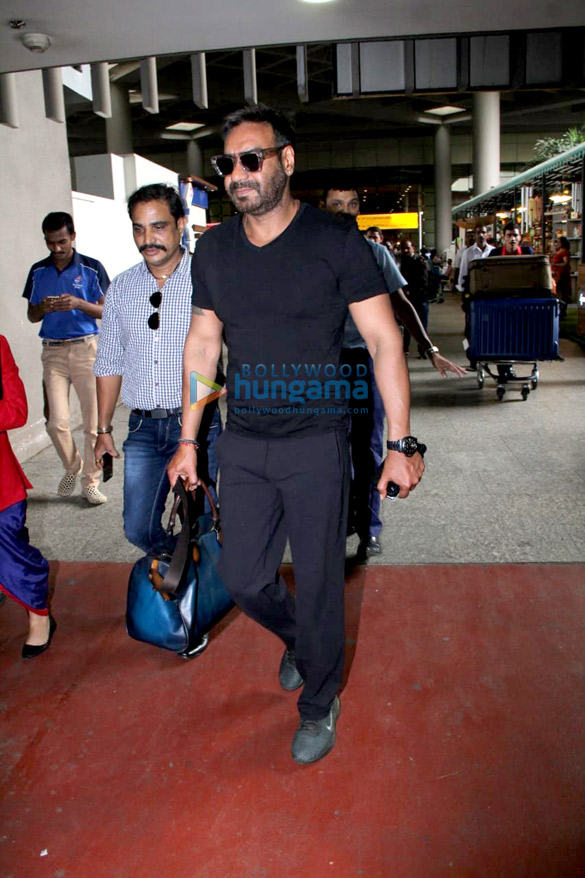 sunny leone monica bedi and others snapped at the airport2 2