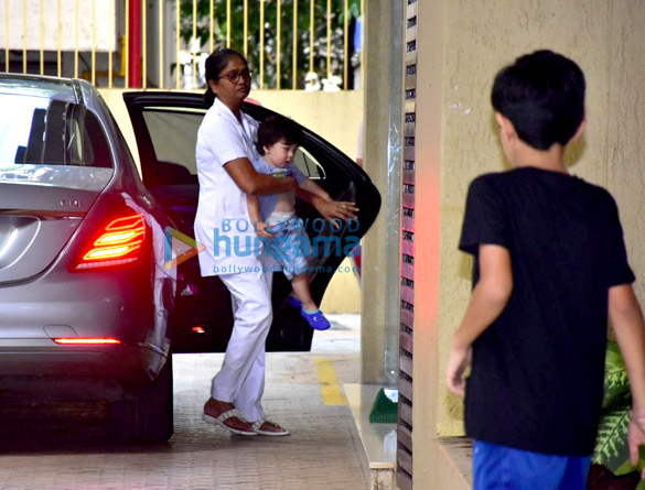 taimur ali khan snapped at karisma kapoors residence 1