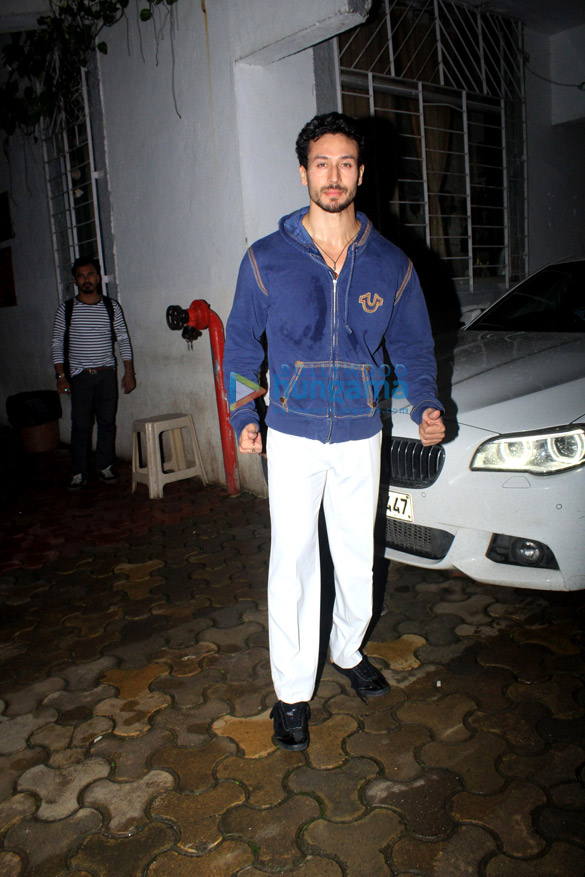 tiger shroff and ananya pandey at a dance class in bandra 3