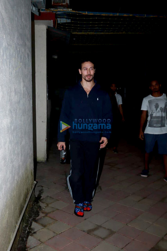 tiger shroff and ananya pandey snapped at satyam dance hall in juhu 3