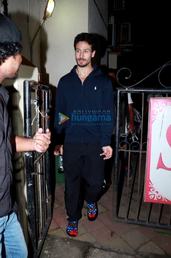 tiger shroff and ananya pandey snapped at satyam dance hall in juhu 4