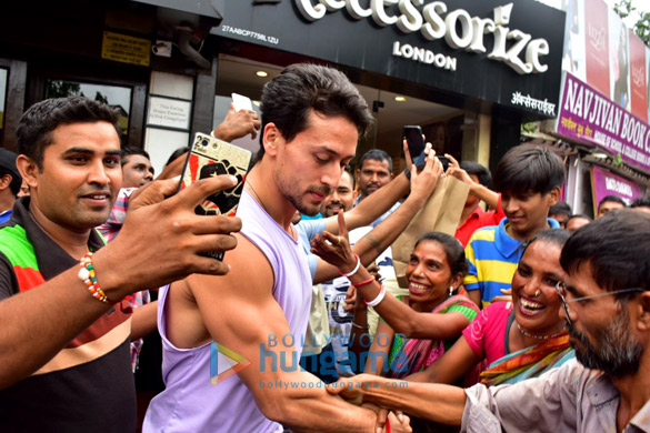 tiger shroff and disha patani spotted at bastain in bandra 4