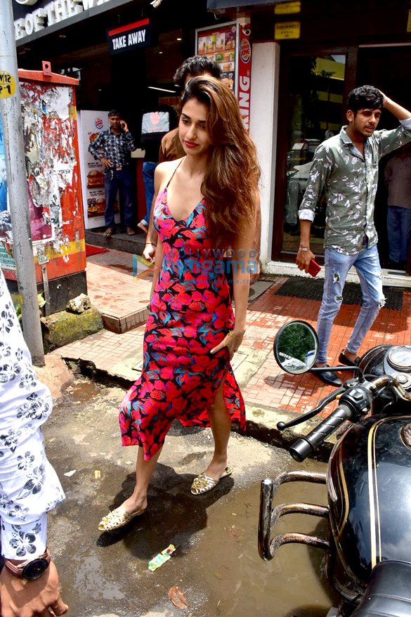 tiger shroff and disha patani spotted at bastian in bandra 2 3