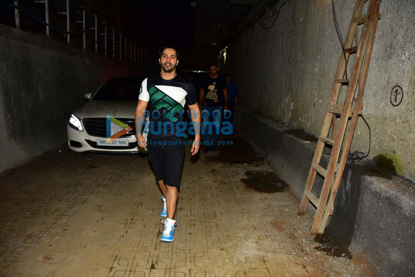 varun dhawan snapped at karan johars office in khar1 4