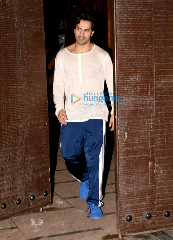 varun dhawan snapped giving selfies to his fans 1