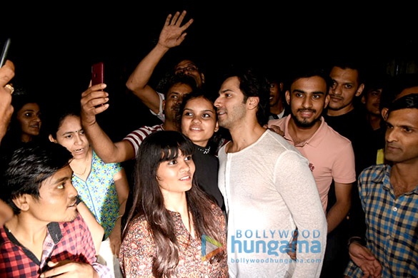 varun dhawan snapped giving selfies to his fans 6