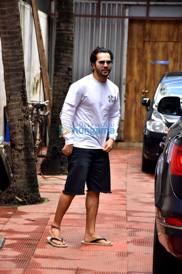 varun dhawan spotted at a clinic in bandra 4