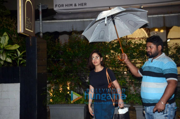 yami gautam snapped with her sister in bandra 4