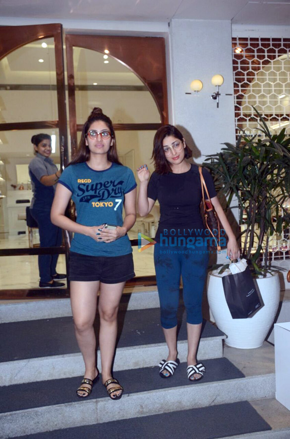 yami gautam snapped with her sister in bandra 6