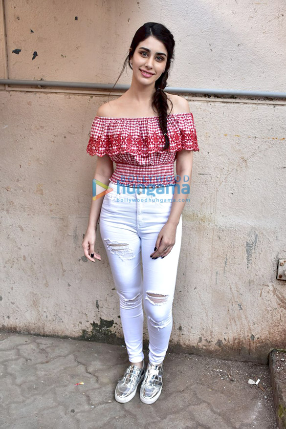 aayush sharma and warina hussain snapped promoting loveratri at mehboob studio in bandra 6