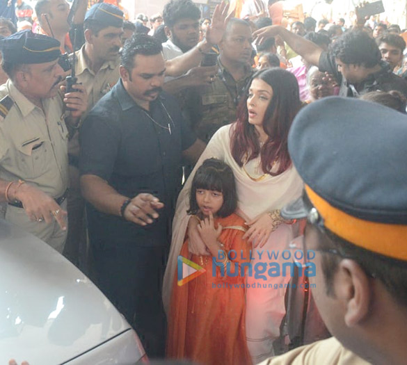 aishwarya rai bachchan visits the gbt mandals ganpati pandal in sion along with her daughter aaradhya and her mother 5