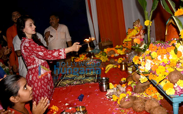 ameesha patel snapped performing ganesh aarti at shiv shankar ganesh mandir in juhu 3